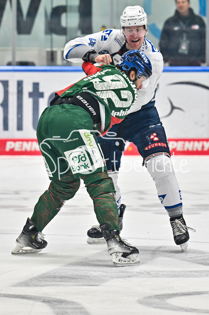 Augsburger Panther - Adler Mannheim | AUGSBURG, GERMANY - 28. DECEMBER: im Bild der Faustkampf zwischen Dan RENOUF (Adler Mannheim 4) und Joseph CRAMAROSSA (Augsburger Panther 92) / Fight / Kampf / Kämpfen / Schlägerei während dem Match zwischen den Augsburger Panthern und den Adler Mannehim am 33. Spieltag der Penny DEL im Curt Frenzel Stadion