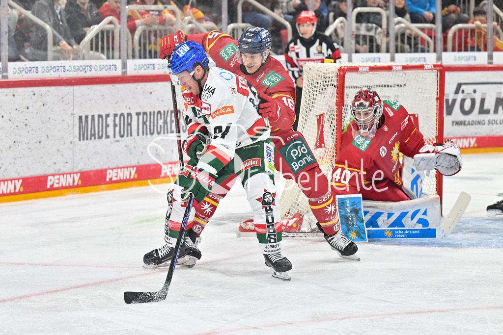 Düsseldorfer EG - Augsburger Panther | im Duell T. J. TREVELYAN (Augsburger Panther #24) und Kyle CUMISKEY (Duesseldorfer EG 16) / Zweikampf / DEL: Duesseldorfer EG - Augsburger Panther, PSD Bank Dome am 22.12.2024