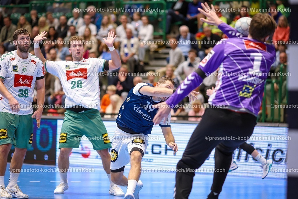 BHC13092501094 | 13.09.2025, Handball, HBL, Bergischer HC - TSV GWD Minden, Unihalle Wuppertal: Tomas Babak (BHC #19) wirft auf das Tor von Torhüter Malte Semisch (GWD Minden #01) und trifft diesen im Gesicht 