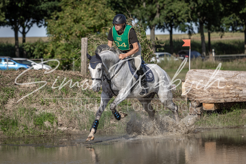 20250907-_3LI3538 | Tierfotografie Pferde, Hunde, Katzen, Haustiere.
Turnierfotografie Reitturniere, Reiten, Springreiten, Dressur in Hanau, dem Main-Kinzig-Kreis und dem Rhein-Main- Gebiet um Frankfurt