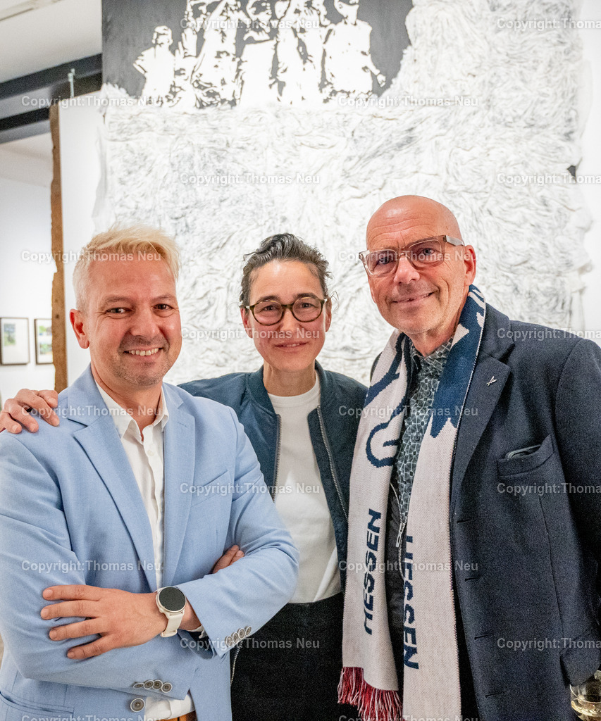 Museum-Bensheim-Ausstellung-Tipping-Points-Fotografie-Thomas-Neu-61 | bbe, Museum bensheim, Das Ausstellungsprojekt Tipping Points -Studierende der Hochschule für Gestaltung Offenbach ,,Das Projekt wurde im Lehrgebiet Zeichnung (Nadine Fecht) initiiert und in Kooperation mit dem Museum Bensheim sowie lehrgebietsübergreifend mit dem Kommunikationsdesign realisiert., hier mit Museumsleiter Dr. Jan Christoph Breitwieser (links) und Professor Bernd Kracke, , .,Bild: THomas Neu