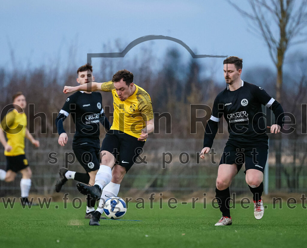 2024-02-17_013_FC_Herzogstadt_gegen_FC_Moosinning_II | Erding, Deutschland, 17.02.2024:
Fußball, Kreisklasse 2023 / 2024, Testspiel, FC Herzogstadt gegen FC Moosinning II, Endergebnis: 2:2

Alexander Hofmeister (FC Moosinning, #11), Martin Ferlisch (FC Herzogstadt, #4)

Foto: Christian Riedel / fotografie-riedel.net