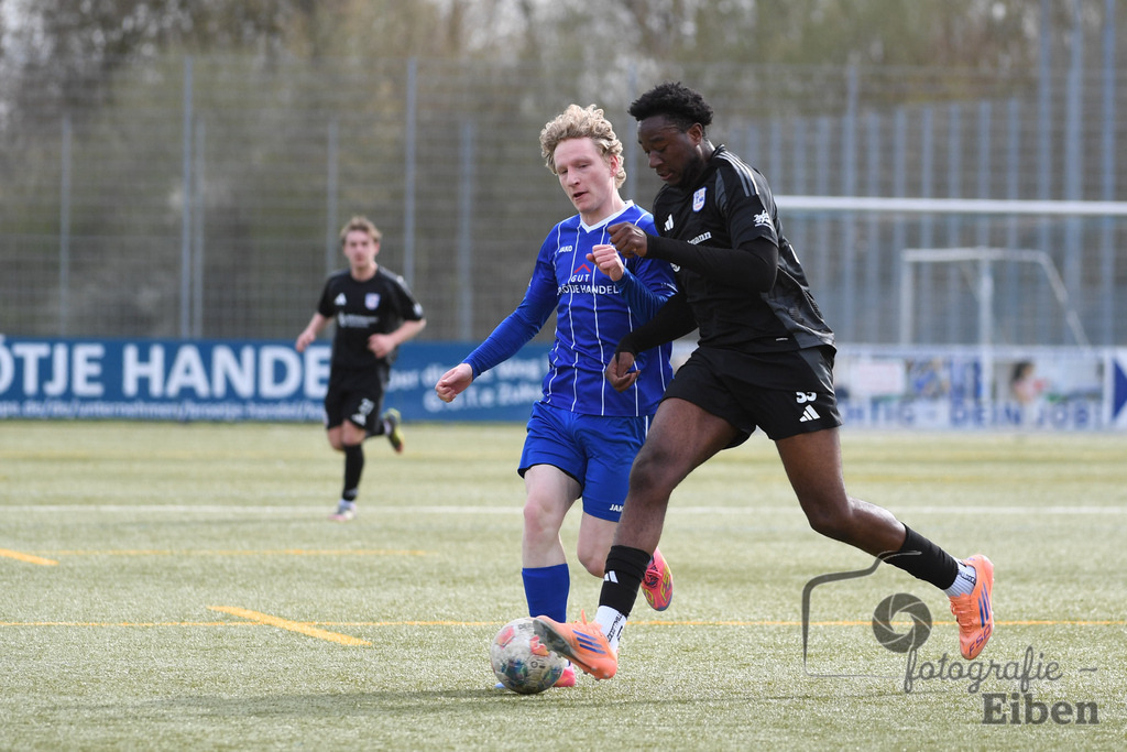FC Rastede-VFl Stenum | Herren Bezirksliga 2; FC Rastede (blau)-VFL Stenum (schwarz) am 29.03.2026 in Rastede (Sportanlage Köttersweg), Photo: Philip Eiben 2026 - Realisiert mit Pictrs.com