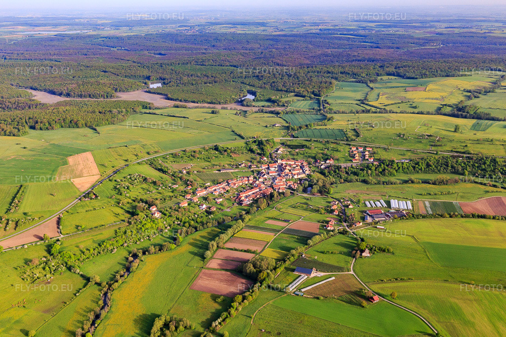 Vue aérienne: Vue de la ville depuis le sud-est à Niederstinzel dans le département Moselle, France – .Photo: IMG_140616.jpg prise le 01/05/2024 par Werner Riehm/FLY-FOTO.eu – Résolution de l'original: 5021 x 3347 px