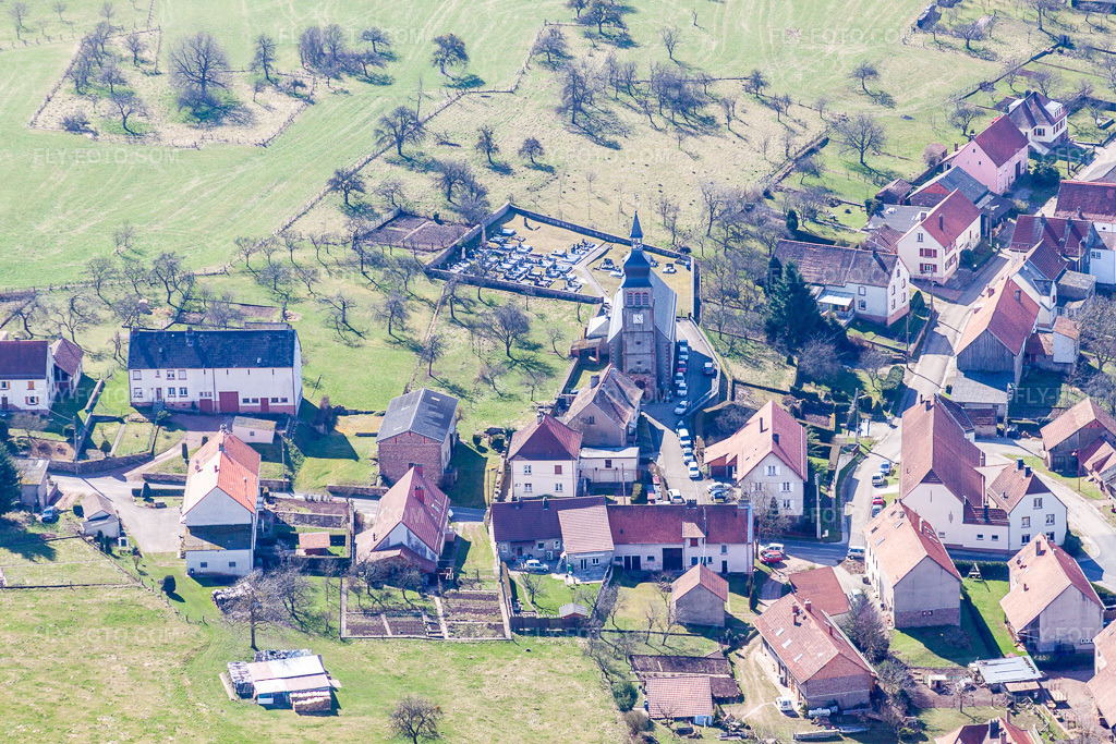 Aerial view: Church building in the village center in Liederschiedt in the state Moselle, France. – Photo: IMG_38454.jpg taken on 03/20/2011 by Werner Riehm/FLY-FOTO.com – Resolution of the original: 4752 x 3168 px