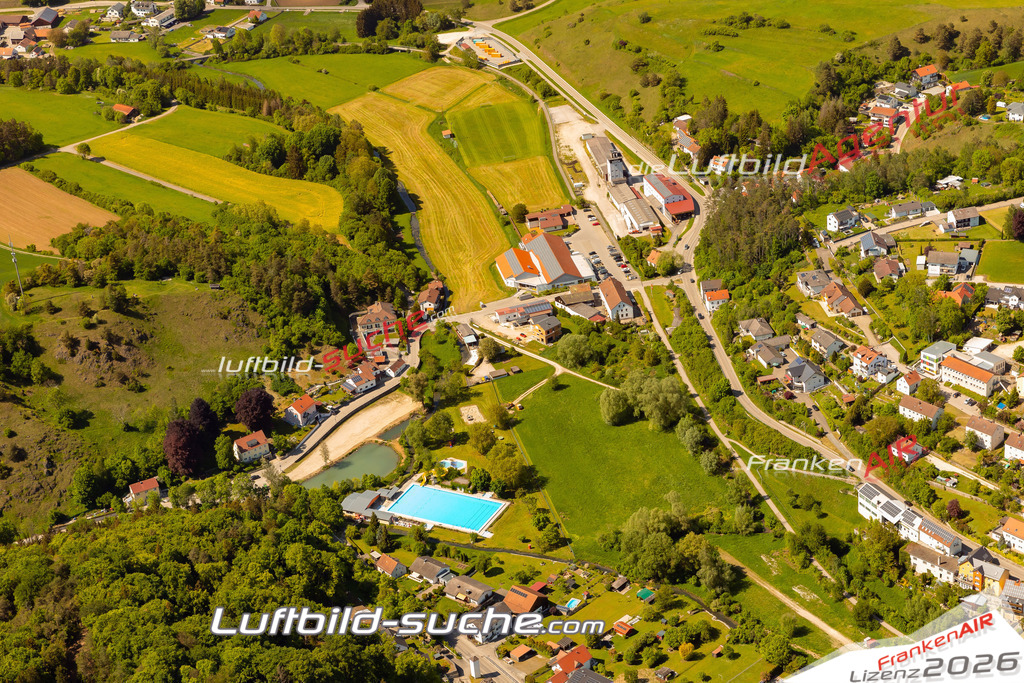 Das Luftbild zeigt :  Altmannstein - Die Luftaufnahme wurde 2024 vom UL-Flugzeug aus erstellt ( keine Drohne ) - Hochauflösende Luftaufnahme - Für grossformatige Ausdrucke geeignet. Die Geschenkidee !Mit Lizenz und Bildrechte bestellbar
