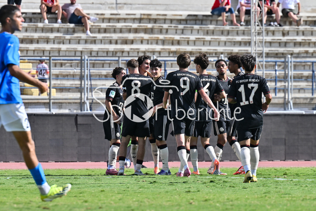 Papohs FC U19 - FC Bayern München U19 | Jubel der Bayer nach dem Treffer zum 0-2 durch Adin LICINA (FCB #7) / Tor / Torschuetze / Freude / Happy / UEFA Youth League: Paphos FC U19 - FC Bayern München U19; Stelios Kyriakides Stadium am 30.09.2025