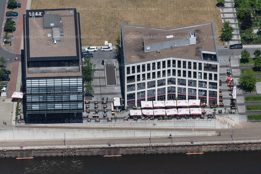 4029318 | BREMEN 01.06.2020 Stadtansicht des Innenstadtbereiches am Ufer der Weser mit dem CHILLI CLUB Bremen GmbH im Ortsteil Überseestadt in Bremen, Deutschland. // City view of the downtown area on the shore areas CHILLI CLUB Bremen GmbH in the district Ueberseestadt in Bremen, Germany. Foto: Gerhard Launer