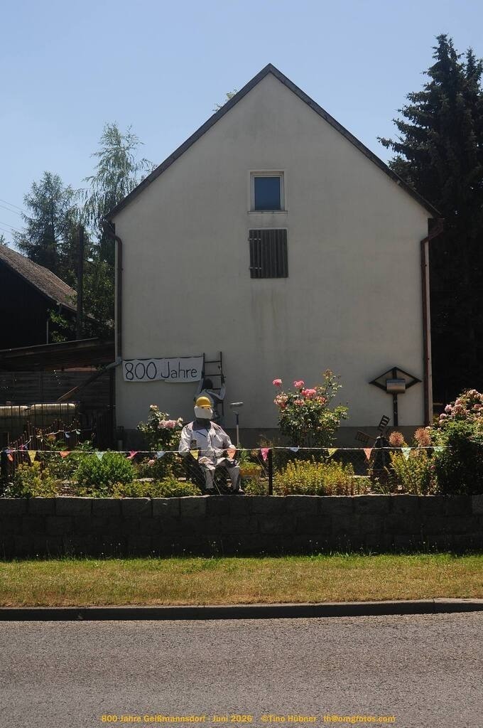 Geißmannsdorf-2026-Ortsbilder-428 | Geißmannsdorf bei Bischofswerda im Sommer 2026. Ein fotografischer Streifzug durch das Dorf Geißmannsdorf, mit Gebäuden, Straßen, Strohpuppen und geschmückten Vorgärten und Grundstücken anlässlich der 800-Jahr-Feier von Geißmannsdorf im Juni 2026 - Realisiert mit Pictrs.com