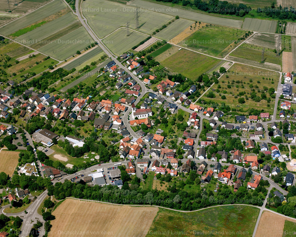 2526188 | WEITENUNG 01.08.2005 Landwirtschaftliche Nutzflächen und Feldgrenzen  umsäumen das Siedlungsgebiet des Dorfes in Weitenung im Bundesland Baden-Württemberg, Deutschland // Agricultural land and field boundaries surround the settlement area of the village  in Weitenung in the state Baden-Wuerttemberg, Germany Foto: Gerhard Launer