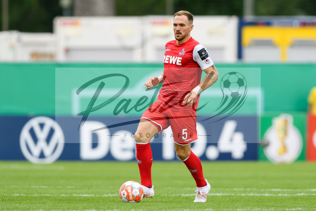 JENKOE20210808_177 | Fussball, Herren: Rafael Czichos (1. FC Koeln) in Aktion, am Ball, Einzelaktion beim Spiel der 1. Runde im DFB-Pokal zwischen FC Carl Zeiss Jena und 1. FC Koeln im Ernst-Abbe-Sportfeld am 08.08.2021 in Jena, Deutschland.DFB / DFL REGULATIONS PROHIBIT ANY USE OF PHOTOGRAPHS AS IMAGE SEQUENCES AND/OR QUASI-VIDEO. - Realisiert mit Pictrs.com