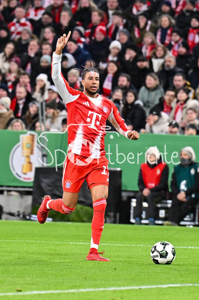 FC Bayern München - RB Leipzig | MUNICH, GERMANY - 11. FEBRUARY: IM BILD Michael OLISE (FC Bayern Munich 17) MIT BALL AM FUSS / Einzelfoto / Freisteller während dem Spiel zwischen dem FC Bayern München und RB Leipzig beim Viertelfinale des DFB-Pokales in der Allianz Arena