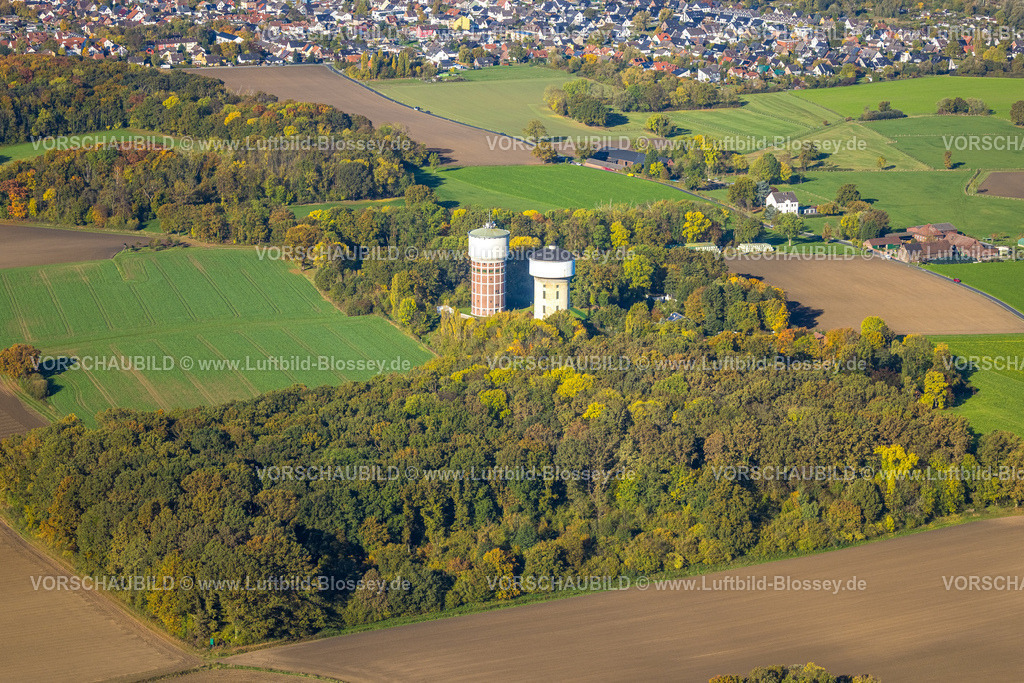 Hamm251001743 | Luftbild, zwei Wassertürme, Turm WT2000 und Turm WT3000, Wasserversorgung der Stadt Hamm, herbstliche Bäume, Eichenmischwald Rote Hecke, Stadtbezirk Rhynern, Hamm, Ruhrgebiet, Nordrhein-Westfalen, Deutschland