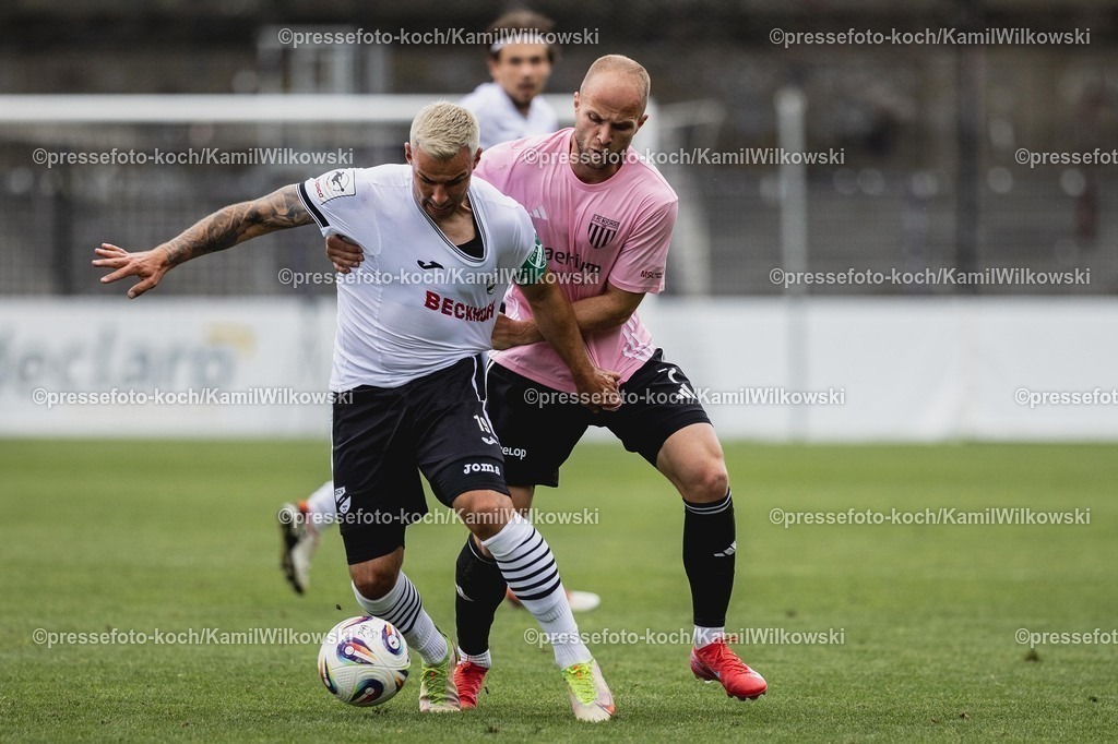 xkwi15072501038 | 15.07.2025, xkwix, Fußball, SC Verl - 1. FC Bocholt, Sportclub Arena: Niko Kijewski (SC Verl #19) im Zweikampf gegen Patrick Kurzen (1.FC Bocholt #7) 
