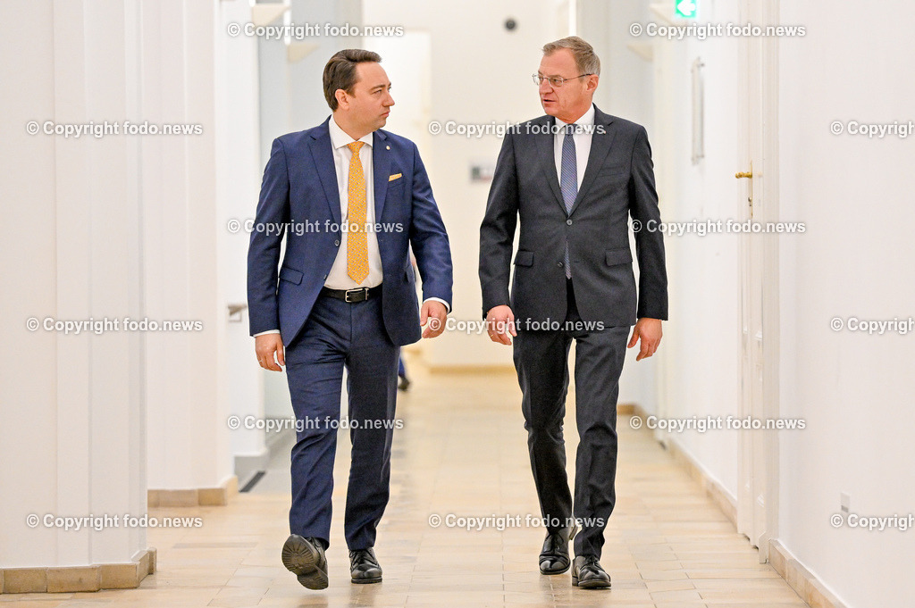 Pressekonferenz Land Ooe_ Praesentation Landeshaushalt 2024_ 07.11.2023-5 | 07.11.2023, Landhaus Linz, AUT, Pressekonferenz Land Ooe, Praesentation Landeshaushalt 2024 - Menschen entlasten. Wirtschaft foerdern, im Bild LH Thomas Stelzer (VP), LH-Stv. Manfred Haimbuchner (FP)