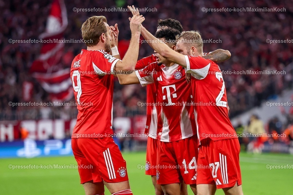 UCL22102501063 | 22.10.2025, Fußball, UEFA Champions League, FC Bayern München - Club Brügge, Allianz Arena, Saison 2025 2026: Torjubel nach dem Tor zum 3:0 durch Torschütze Luis Diaz (FC Bayern Muenchen #14)  zusammen mit  Konrad Laimer (FC Bayern Muenchen #27) Harry Kane (FC Bayern Muenchen #09) Aleksandar Pavlovic (FC Bayern Muenchen #45) Regulations prohibit any use of photographs as image sequences and or quasi-video.