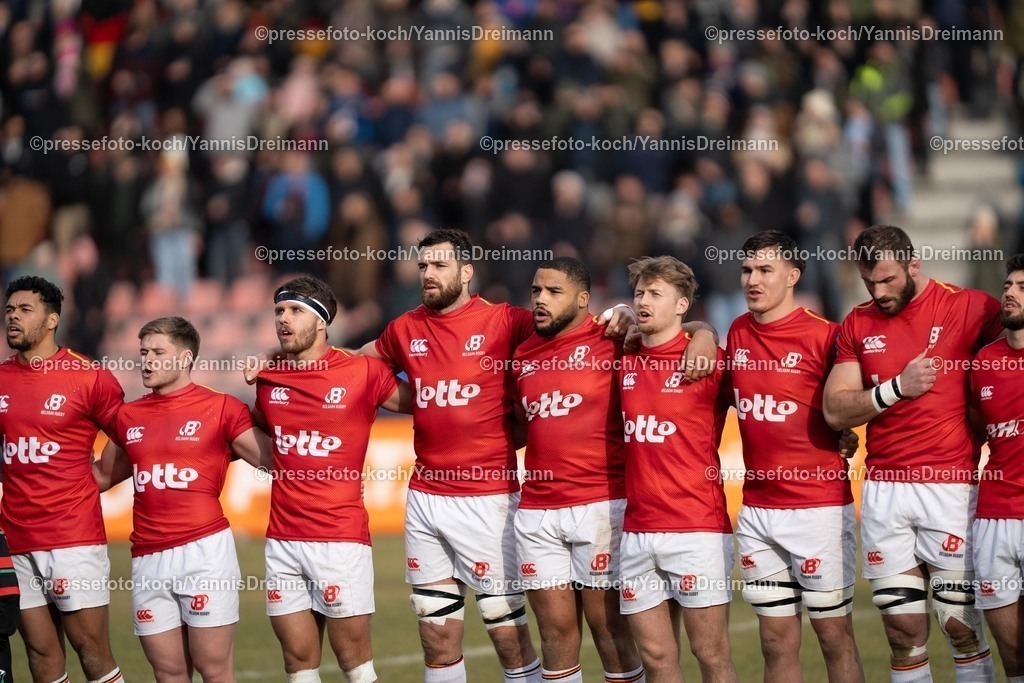 YDR1602250101017 | 16.02.2025, xydrx, Rugby Europe Championship, Deutschland - Belgien, 15er Männer, Auestadion Kassel: Die Belgische Nationalmannschaft steht bei der Nationalhymne Arm in Arm zusammen
