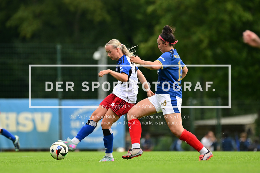 Fußball I Frauen I Saison 2025-2026 I Testspiel I Hamburger SV - Holstein Kiel I 58048 | Mia Büchele (17, Hamburger SV) Aryanna Naward (15, Holstein Kiel) - Realisiert mit Pictrs.com