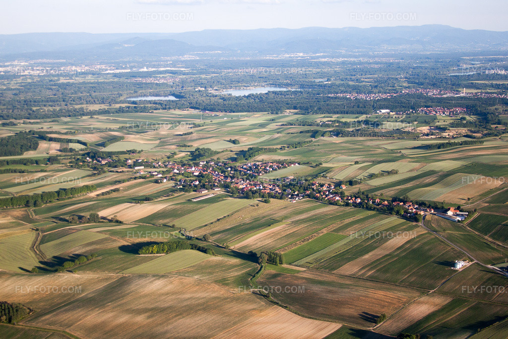 Aerial view: View of the town in Winzenbach in the state Bas-Rhin, France. – Photo: IMG_66675.jpg taken on 06/05/2014 by Werner Riehm/FLY-FOTO.com – Resolution of the original: 4752 x 3168 px