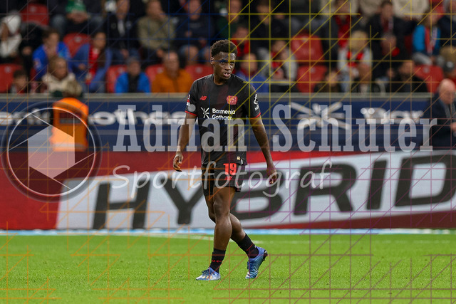Bayer 04 Leverkusen vs Borussia Mönchengladbach - Bundesliga  | Leverkusen, Deutschland, 21.09.25:   Ernest Poku (Bayer 04 Leverkusen) schaut waehrend des Spiels der Bundesliga zwischen  Bayer 04 Leverkusen vs Borussia Mönchengladbach in der BayArena(Foto von Brauer-Fotoagentur / Adrian Schlueter)