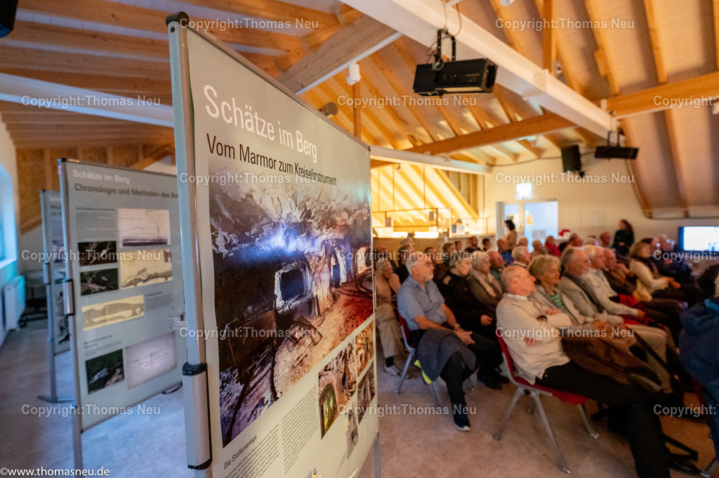 DSC_6717 | Stadtteildokumentation Hochstädten: Schätze im Berg, Vortrag von Veit Held zur Ausstellungseröffnung, Bericht über Vortrag und die Ausstellung als solche ,Begrüßung durch Claudia Sosniak, , Bild: Thomas Neu