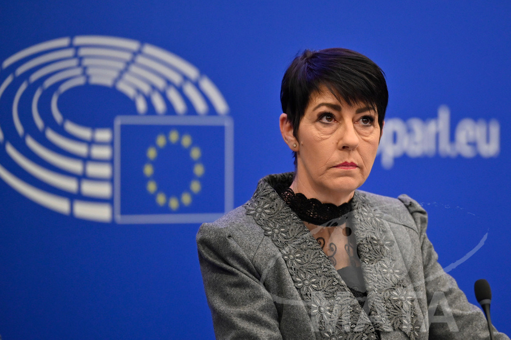 _DWI0071 | Politikerin Christine Anderson bei einer Pressekonferenz zum Thema ' Alarmierende Statistiken zu den Folgen des COVID-Lockdowns' im Europäischen Parlament. Straßburg, 18.01.2023 - Realisiert mit Pictrs.com