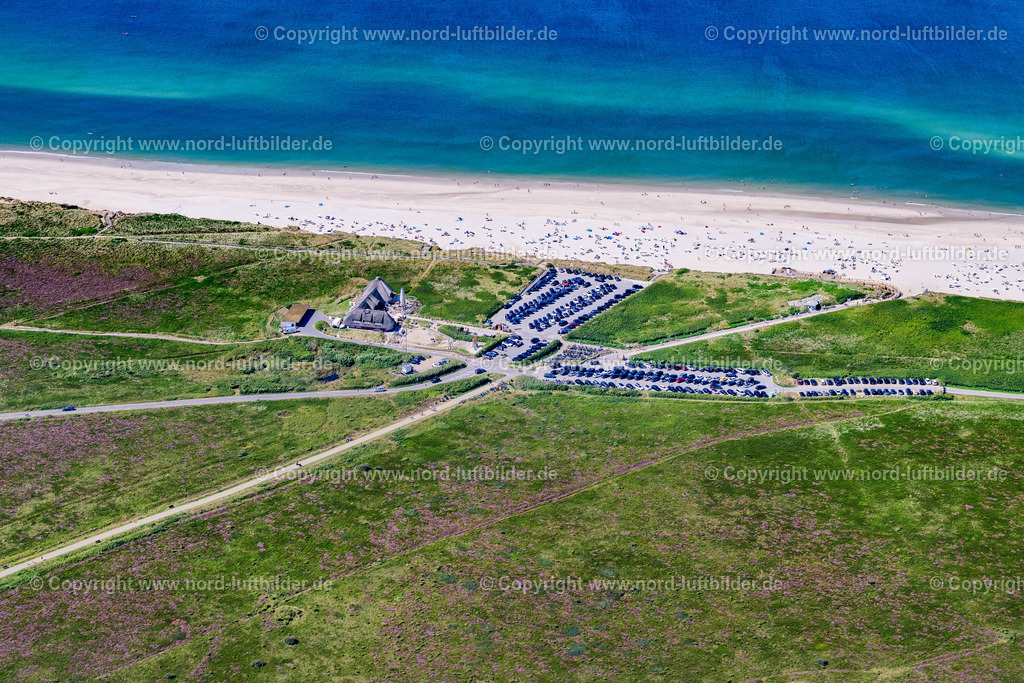 Sylt_Kampen_Strand_Sturmhaube_Restaurant_Parkplätze_ELS_4266130825 | KAMPEN (SYLT) 13.08.2025 Gebäudekomplex der Hotelanlage " Haus Kliffende " in Kampen (Sylt) auf der Insel Sylt im Bundesland Schleswig-Holstein, Deutschland. // Complex of the hotel building " Haus Kliffende " in Kampen (Sylt) at the island Sylt in the state Schleswig-Holstein, Germany. Foto: Martin Elsen