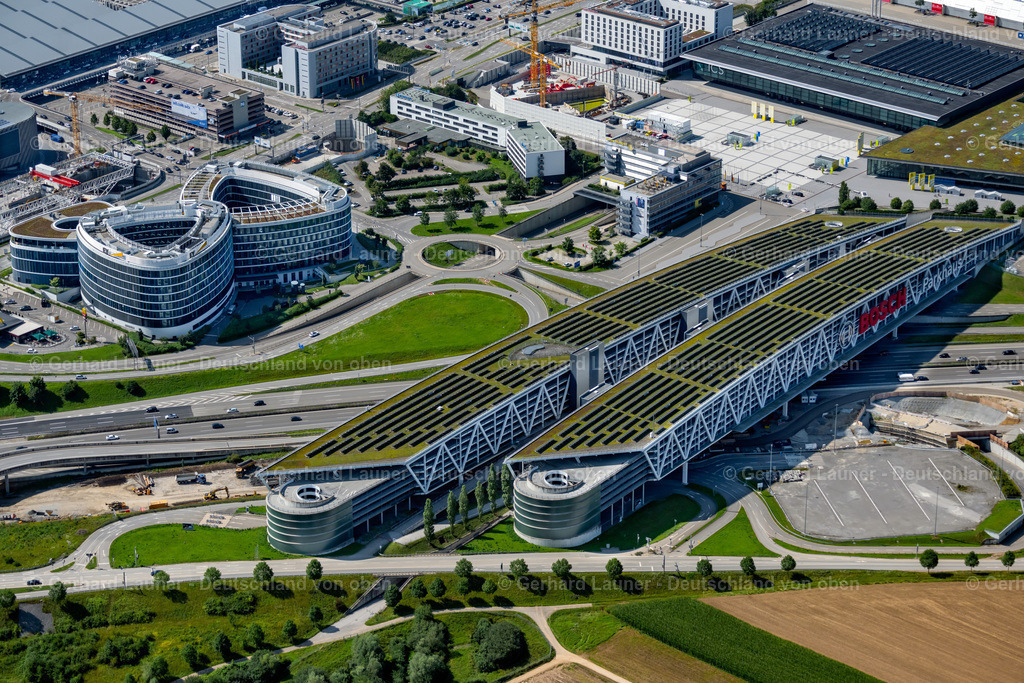4047183 | STUTTGART 11.08.2021 Parkdeck auf dem Gebäude des Bosch Parkhauses der Messe Stuttgart über der Bundesautobahn A 8 im Ortsteil Plieningen in Stuttgart im Bundesland Baden-Württemberg. // Parking deck on the building of the Bosch car park in the district Plieningen in Stuttgart in the state Baden-Wuerttemberg. Foto: Gerhard Launer