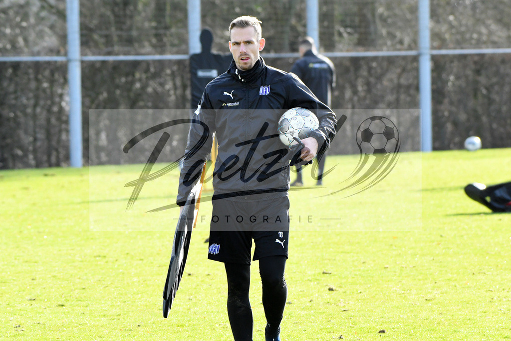 20200215_TRAOSN_0066 | Fussball, Herren: Maurice Trapp (VfL Osnabrueck) schaut waehrend der Trainingseinheit des VfL Osnabrueck im Sportpark Illoshoehe am 15.02.2020 in Osnabrueck, Deutschland. - Realisiert mit Pictrs.com