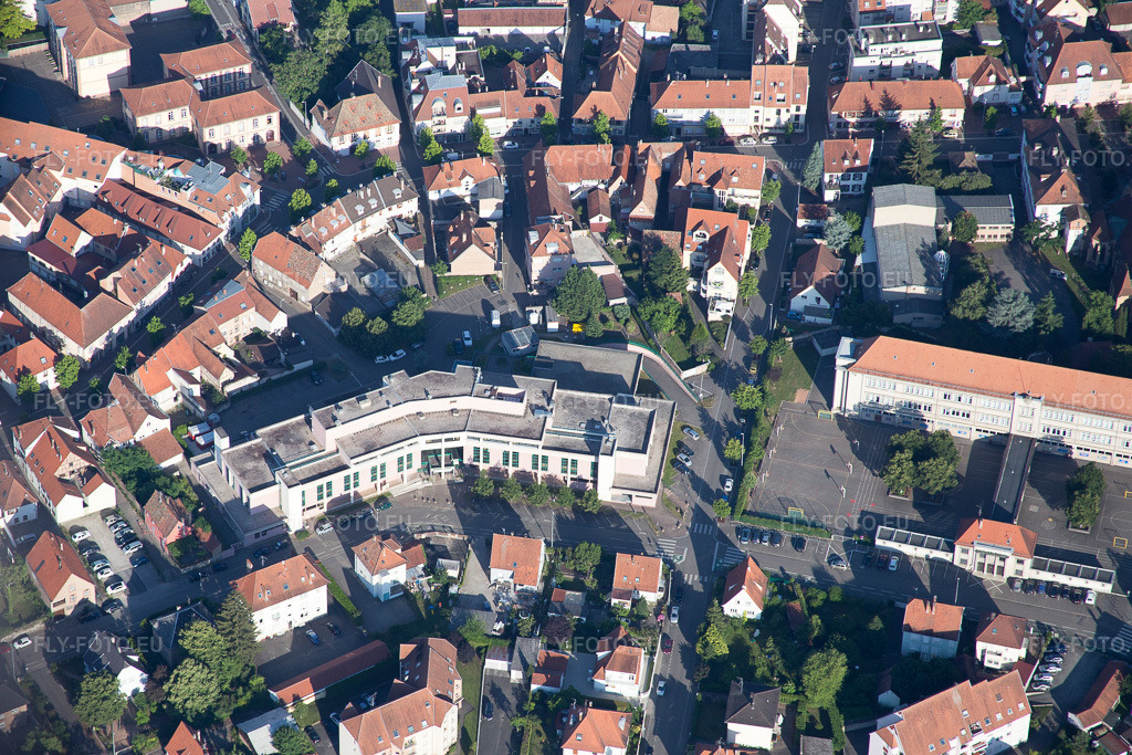 Vue aérienne: Palais Robert, bâtiment administratif et complexe de bureaux à Haguenau à Hagenau dans le département Bas Rhin, France – .Photo: IMG_082946.jpg prise le 26/06/2015 par Werner Riehm/FLY-FOTO.eu – Résolution de l'original: 4934 x 3289 px