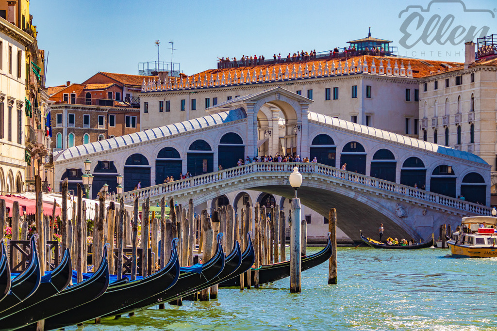 Silent Elegance | Venice’s gondolas rest quietly beneath the iconic Rialto Bridge — a scene where time seems to pause, wrapped in reflections of history and grace. - Realisiert mit Pictrs.com