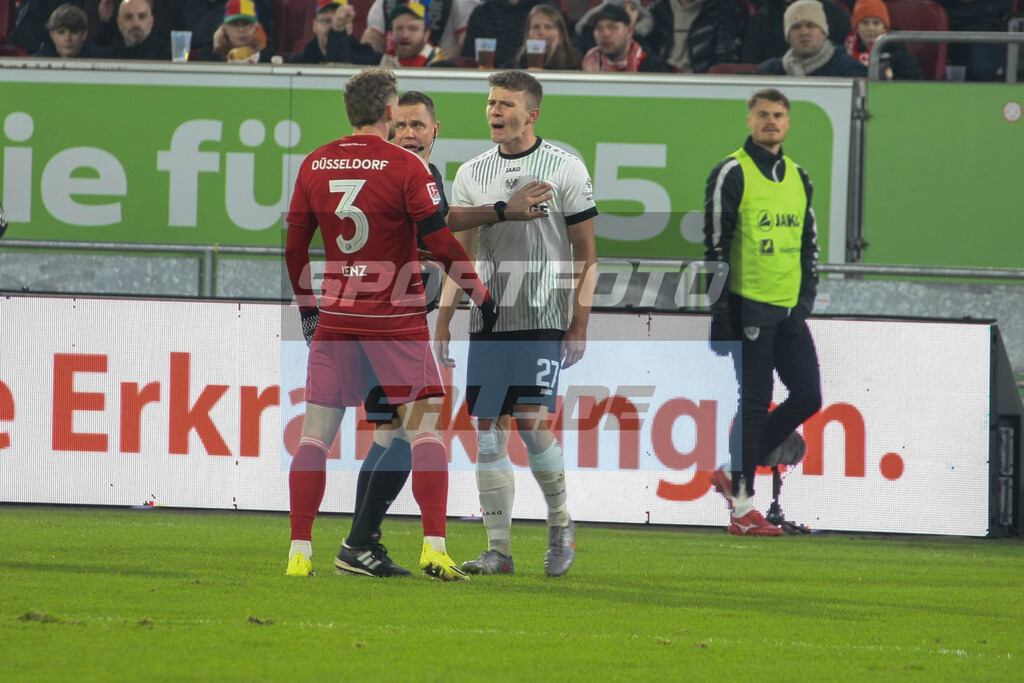 Fortuna Düsseldorf  Saison 25/26 - © Sportfoto-Sale (MK) | Der Referee schlichtet zwischen Christopher Lenz und Jano ter Horst - Fortuna Düsseldorf - SC Preußen Münster 25/26 - © Sportfoto-Sale (MK) - Realisiert mit Pictrs.com
