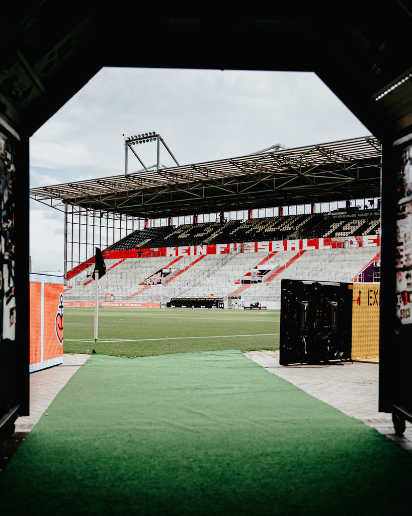 FCSP_YD-4108 | Der offizielle Shop für FC St. Pauli Fotos. Wähle aus Spielszenen & Fanmomenten dein FCSP Wunschformat. Wir liefern Millerntor-Atmosphäre.