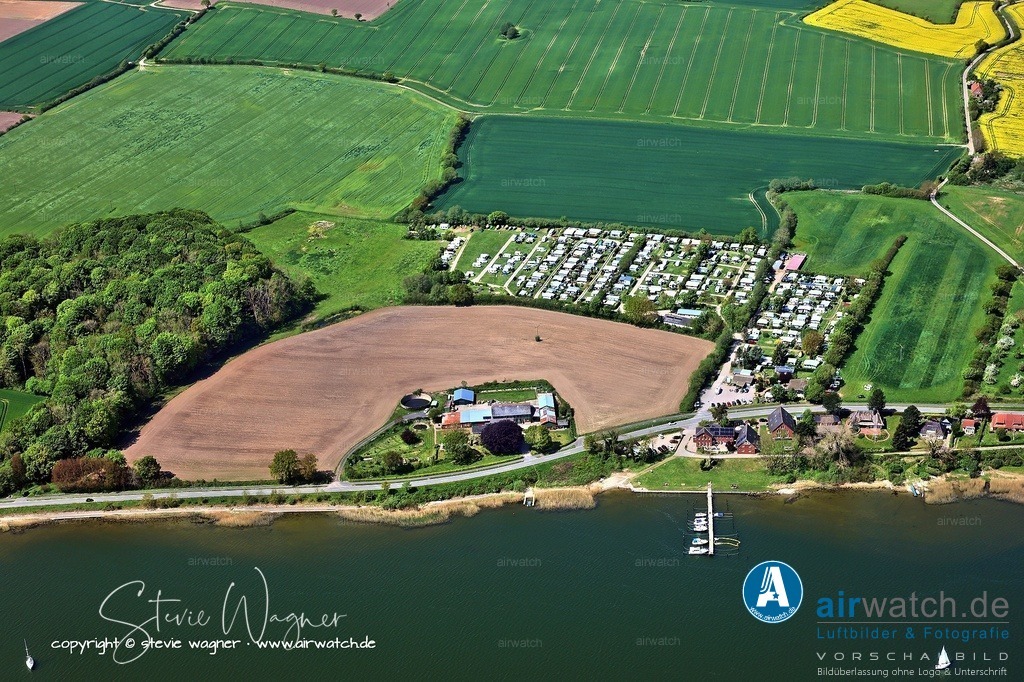 Luftbild Ostseefjord Schlei, Campingpark Schlei-Karschau liegt in Rabenkirchen-Faulück, Schleswig-Holstein | Der Campingpark Schlei-Karschau liegt in Rabenkirchen-Faulück, Schleswig-Holstein, und ist ein beliebter Urlaubsort an der Schlei, einem der schönsten Segelgebiete im Norden Deutschlands. Gäste loben die ruhige Lage, die moderne und saubere Sanitäranlagen sowie das freundliche Personal . Der Campingpark bietet 145 großzügige Stellplätze für Wohnwagen, Wohnmobile und Zelte und verfügt über einen Brötchenservice, einen Kiosk und ein Restaurant, das von den Gästen gut bewertet wird . Zudem gibt es eine Rad- und Wanderinfrastruktur, die perfekt für Ausflüge in die Umgebung geeignet ist 
