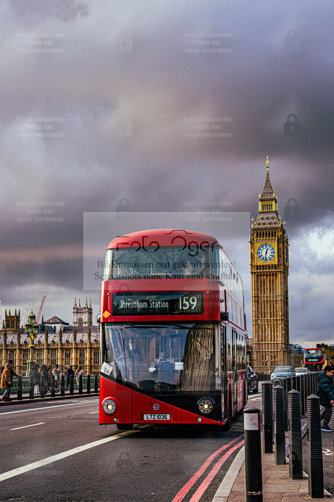 London Icons – Bus & Big Ben | Zwei der bekanntesten Wahrzeichen Londons in einem Bild: der rote Doppeldeckerbus und der imposante Big Ben.Das Zusammenspiel von dramatischem Himmel und städtischer Energie verleiht der Szene eine unverwechselbare Atmosphäre – typisch London, zeitlos und lebendig. - Realisiert mit Pictrs.com