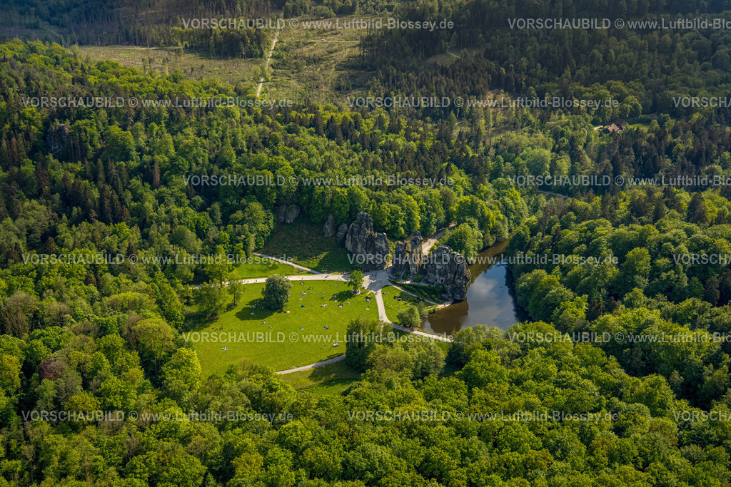 Horn-BadMeinberg240505986Externsteine | Luftbild, Externsteine, historische Sehenswürdigkeit im NSG Naturschutzgebiet, markante Felsformation mit Besucher Plattform, Oberer See mit Fluss Wiembecke und  Liegewiese mit Besuchern, umgeben vom Waldgebiet Teutoburger Wald, Holzhausen-Externsteine, Horn-Bad Meinberg, Ostwestfalen, Nordrhein-Westfalen, Deutschland