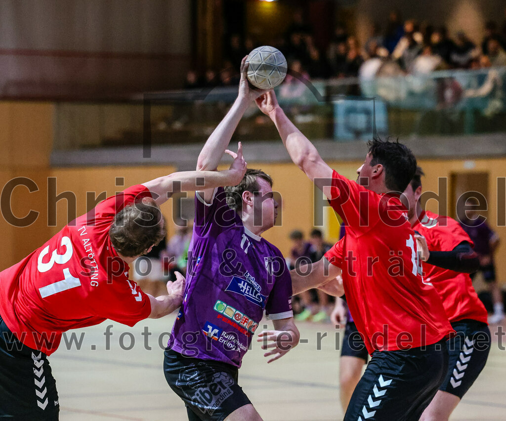 2024-01-27_011_SpVgg_Altenerding_gegen_TV_Altoetting | Erding, Deutschland, 27.01.2024:
Handball, Bezirksoberliga Männer 2023 / 2024, 13. Spieltag, SpVgg Altenerding gegen TV Altötting, Endergebnis: 30:28

Michael Oberauer (TV Altötting, #31), Niklas Fleps (SpVgg Altenerding, #17), Nadi Özdemir (SpVgg Altenerding, #14)

Foto: Christian Riedel / fotografie-riedel.net