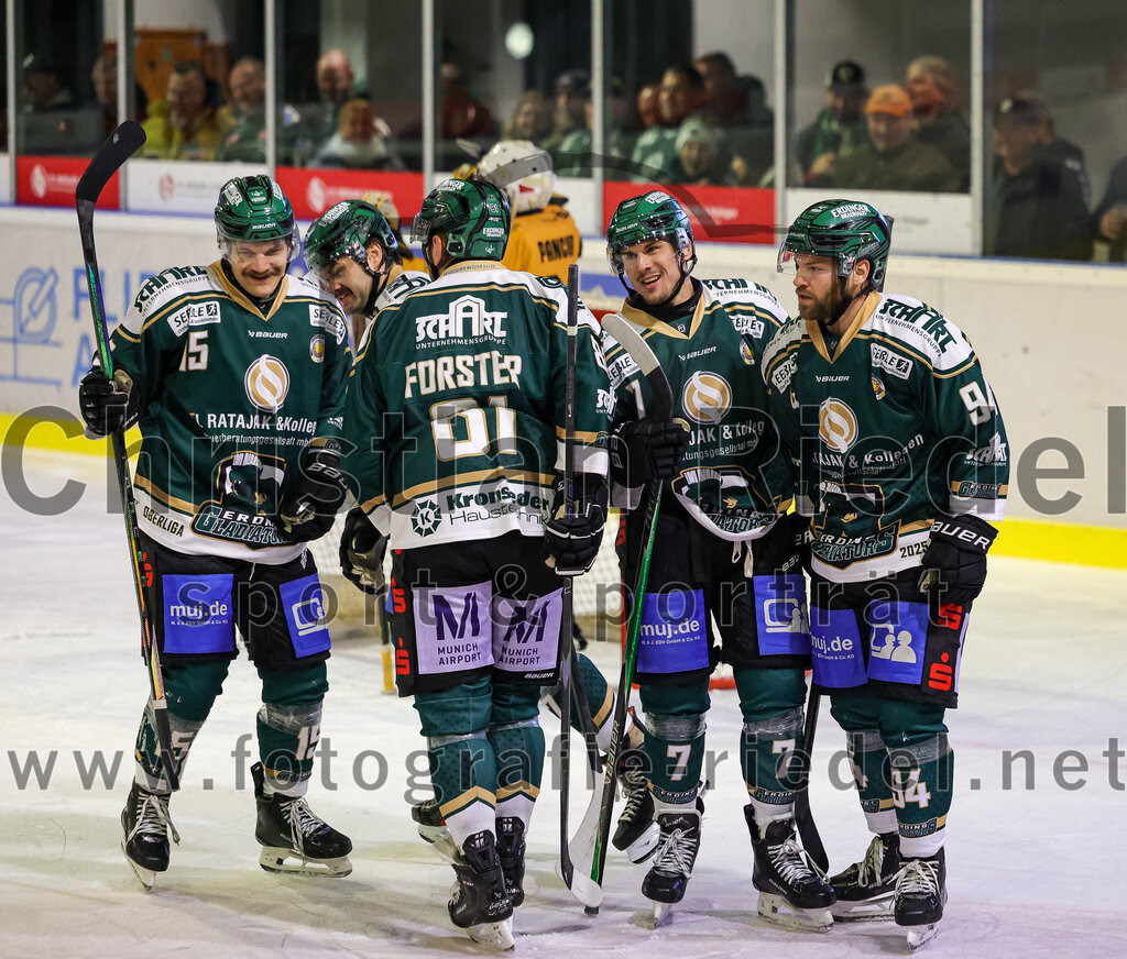 2025-11-02_102_TSV_Erding_gegen_EV_Fuessen | Erding, Deutschland, 02.11.2025:Eishockey, Oberliga Süd 2025 / 2026, 15. Spieltag, TSV Erding gegen EV Füssen, Endergebnis: 2:6Jubel nach dem 1:0 durch Elias Maier (Erding Gladiators, #15)Elias Maier (Erding Gladiators, #15), Maximilian Forster (Erding Gladiators, #81), Louis Trattner (Erding Gladiators, #7), Markus Eberhardt (Erding Gladiators, #94)Foto: Christian Riedel / fotografie-riedel.net