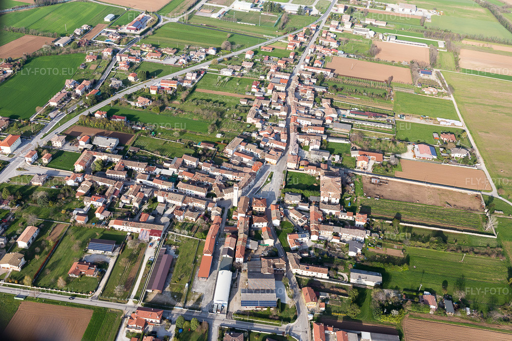 Vue aérienne: Vue de la ville à Silvella dans le département Frioul-Vénétie Julienne, Italie. Photo: IMG_105780.jpg prise le 08/04/2018 par Werner Riehm/FLY-FOTO.eu – Résolution de l'original: 5472 x 3648 px