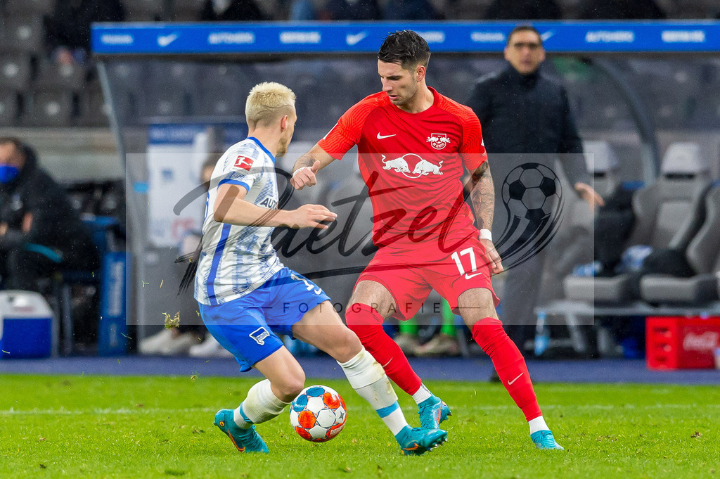 BSCRBL20220220_065 | Fussball, Herren: Santiago Ascacibar (Hertha BSC) und Dominik Szoboszlai (RB Leipzig) im Zweikampf bei dem Spiel der 1. Bundesliga zwischen Hertha BSC und RB Leipzig im Olypiastadion am 20.02.2022 in Berlin, Deutschland.DFB / DFL REGULATIONS PROHIBIT ANY USE OF PHOTOGRAPHS AS IMAGE SEQUENCES AND/OR QUASI-VIDEO. - Realisiert mit Pictrs.com