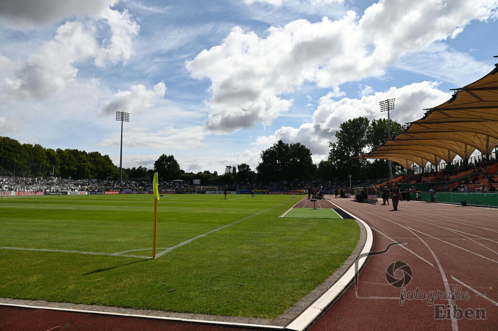 SV Atlas-Delmenhorst-Borussia Mönchengladbach | DFB-Pokal 1. Runde;SV Atlas Delmenhorst (gelb)-Borussia Mönchengladbach (schwarz) am 17.08.2025 in Oldenburg (Marschweg-Stadion), Photo: Philip Eiben 2025 - Realisiert mit Pictrs.com