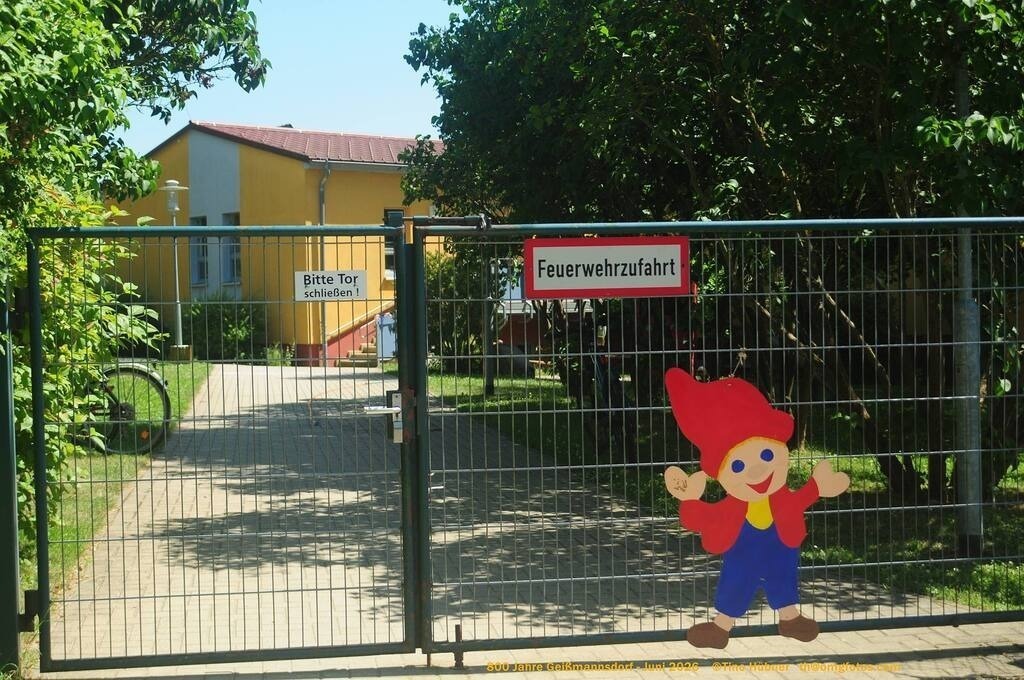 Geißmannsdorf-2026-Ortsbilder-597 | Geißmannsdorf bei Bischofswerda im Sommer 2026. Ein fotografischer Streifzug durch das Dorf Geißmannsdorf, mit Gebäuden, Straßen, Strohpuppen und geschmückten Vorgärten und Grundstücken anlässlich der 800-Jahr-Feier von Geißmannsdorf im Juni 2026 - Realisiert mit Pictrs.com