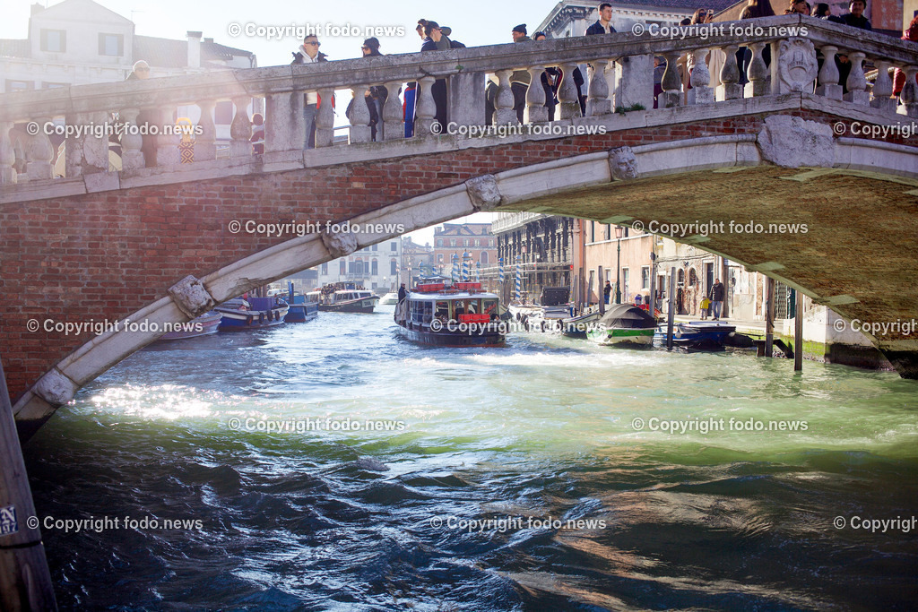 Italien_ Venedig_ 16.02.2024-34 | 16.02.2024, Italien, ITA, Venetien, Venedig, im Bild Venedig, Stadtansichten, Touristen, Reisefeature, venezianisch, Reise, Venedig, Venezia, Venetien, Stadtansicht, Campanile, Canale Grande, Markusplatz, Markuskirche, Touristen, Gondel, Gondolere, Faehre, Motorboot, Wassertaxi, Vaporetto, Adria, Lagune, Pfahlbauten, Bruecke, Rialtobruecke, La Gondola, Dogenpalast, Italien, Hochwasser, Creativ, Kreativ