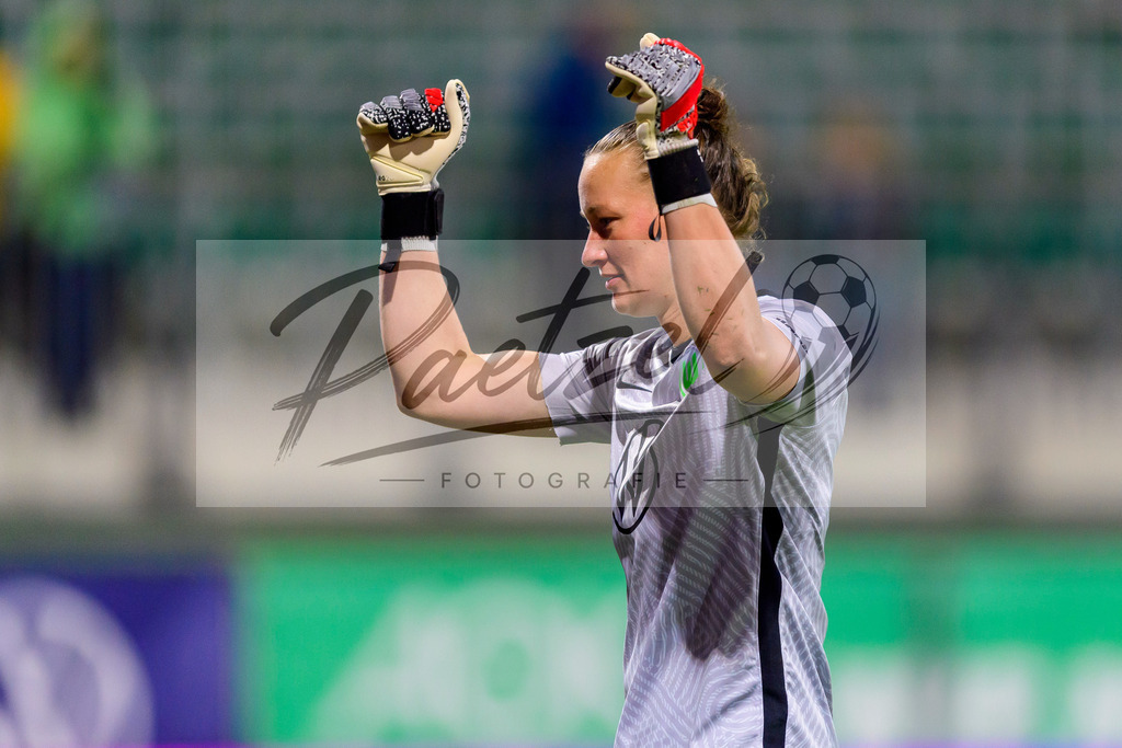 WOBSER20211013_056 | Fussball, Frauen: Torwart Almuth Schult (VfL Wolfsburg) Schlussjubel, jubelt nach dem 5:0 Sieg beim Spiel der UEFA Women´s Champions League zwischen VfL Wolfsburg und Servette FC im AOK-Stadion am 13.10.2021 in Wolfsburg, Deutschland. - Realisiert mit Pictrs.com