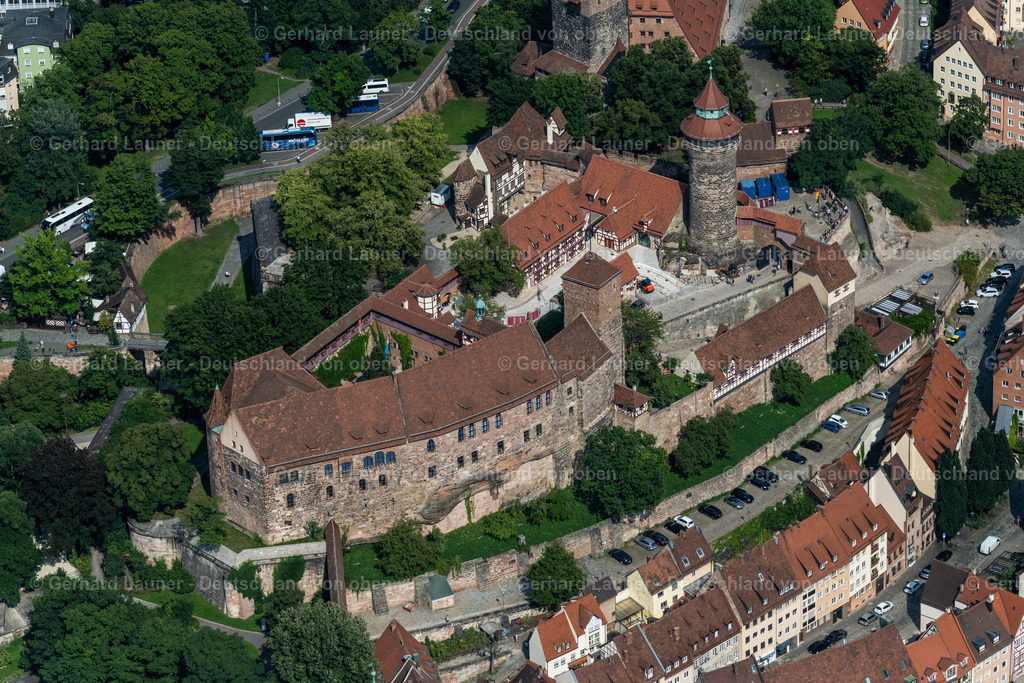 4047377 | NüRNBERG 21.08.2021 Burganlage der Veste " Kaiserburg " - Sinwell Tower - Vestnertorbrücke im Ortsteil Altstadt - Sankt Sebald in Nürnberg im Bundesland Bayern, Deutschland. Weiterführende Informationen bei: Brillux GmbH & Co. KG,  Forbo Flooring GmbH. // Castle of the fortress Kaiserburg - Sinwell Tower - Vestnertorbruecke in the district Altstadt - Sankt Sebald in Nuremberg in the state Bavaria, Germany. Further information at: Brillux GmbH & Co. KG,  Forbo Flooring GmbH. Foto: Gerhard Launer