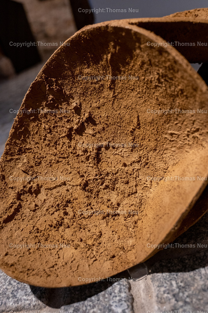 DSC_0554 | Jonas Wendelin zeigt großformatige Skulpturen und Rauminstallationen aus Ton und Lehm, basierend auf 3D‑Scans von organischen Materialien wie verrottenden Baumstämmen und archäologischen Gefäßen aus der Museums‑Sammlung. Diese Arbeiten thematisieren Material als Archiv und Informationsträger, Erosion und Zerstörung — sowohl formal als auch inhaltlich. Die Werke schaffen Spannungsfelder zwischen haptischer Realität und digitaler Wahrnehmung, und lassen Wahrnehmungskategorien wie natürlich oder künstlich verschwimmen. 
