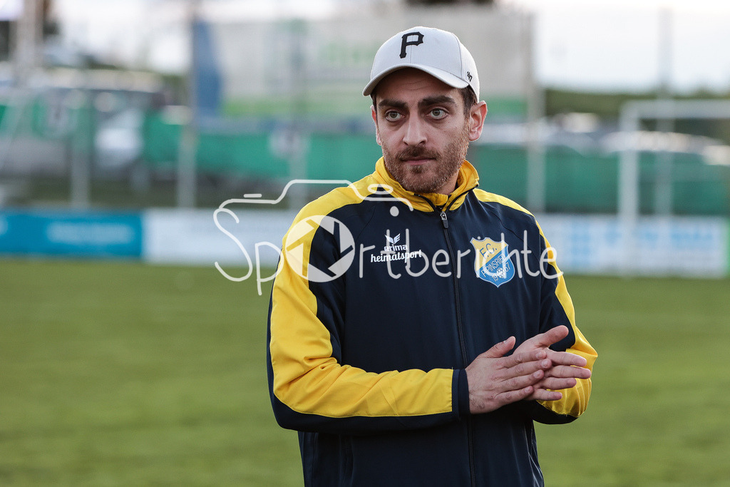 FC Pipinsried - TSV Buchbach | Auf Wiedersehen in Pipinsried? / Der Dorfclub steigt aus der Regionalliga ab / Absteiger / Abstieg / Symbolbild / haengende Koepfe nach Schlusspfiff bei den Hausherren / Trainer Enver MALTAS