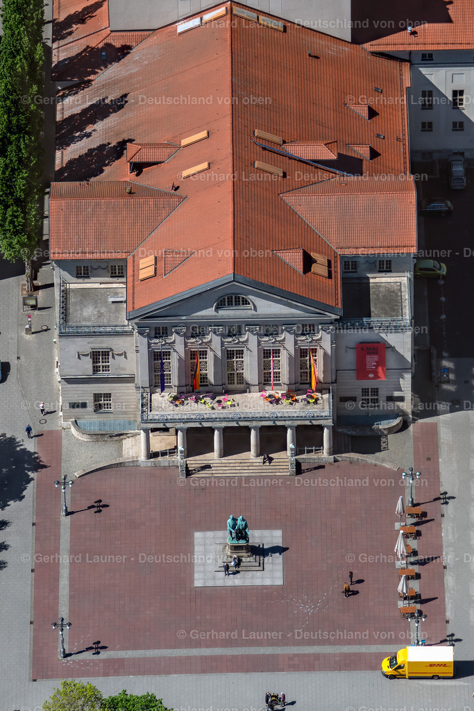 4026832 | WEIMAR 07.05.2020 Gebäude des Konzerthauses und Theater- Schauspielhauses " Deutsches Nationaltheater und Staatskapelle Weimar " mit dem Goethe-Schiller-Denkmal am Theaterplatz in Weimar im Bundesland Thüringen, Deutschland. // Building of the concert hall and theater playhouse " Deutsches Nationaltheater und Staatskapelle Weimar " with the Goethe-Schiller monument on Theaterplatz in Weimar in the state Thuringia, Germany. Foto: Gerhard Launer