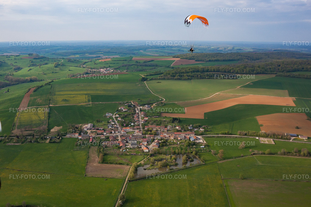 Aerial view: Fresnois in Villécloye in the state Meuse, France. – Photo: IMG_39768.jpg taken on 04/16/2011 by Werner Riehm/FLY-FOTO.com – Resolution of the original: 4337 x 2891 px