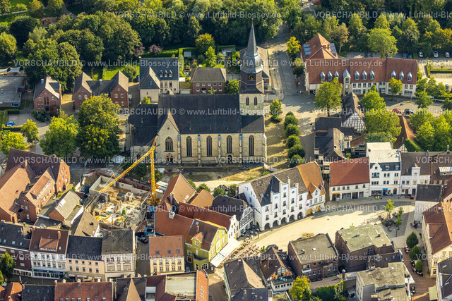 Beckum230804969 | Luftbild, Probsteikirche Sankt Stephanus, Marktplatz und historische Häuser, historisches Rathaus, Baustelle mit Neubau Wohngebäude an der Probsteigasse, Beckum, Münsterland, Nordrhein-Westfalen, Deutschland